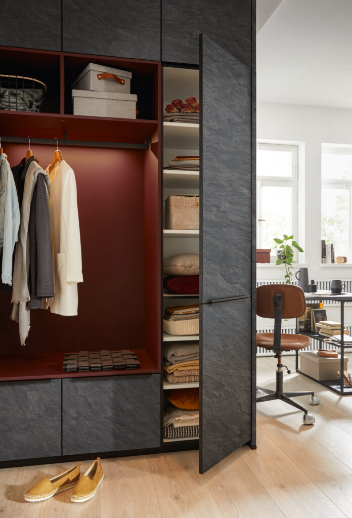 Einbauschrank nach Mass mit offenen Regalfächern und Kleiderstange